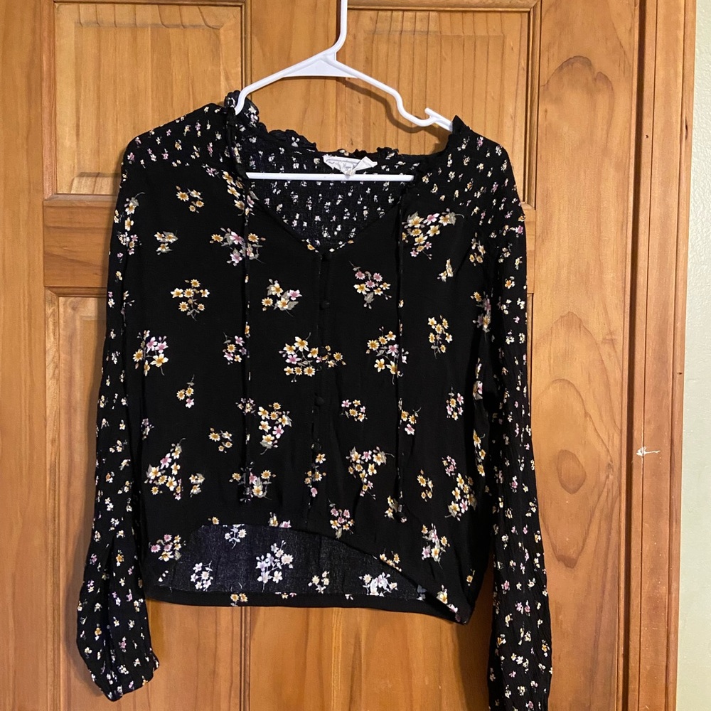 Black flowered hippie rose top. Super cute. Size large